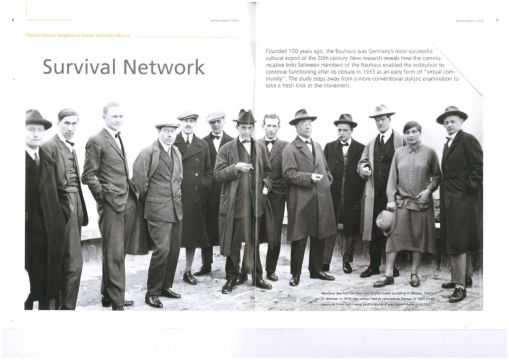 Doppelseite aus german research 1/2019 mit dem Artikel »Survival Network« und einem historischen Foto der Bauhaus-Meister auf dem Dach des Ateliergebäudes in Dessau